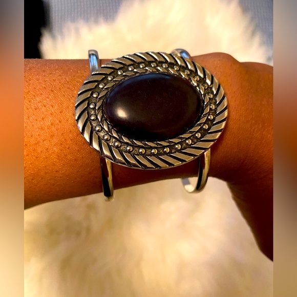 Gorgeous Black and Silver bracelet! One size fits all! - Picture 2 of 2